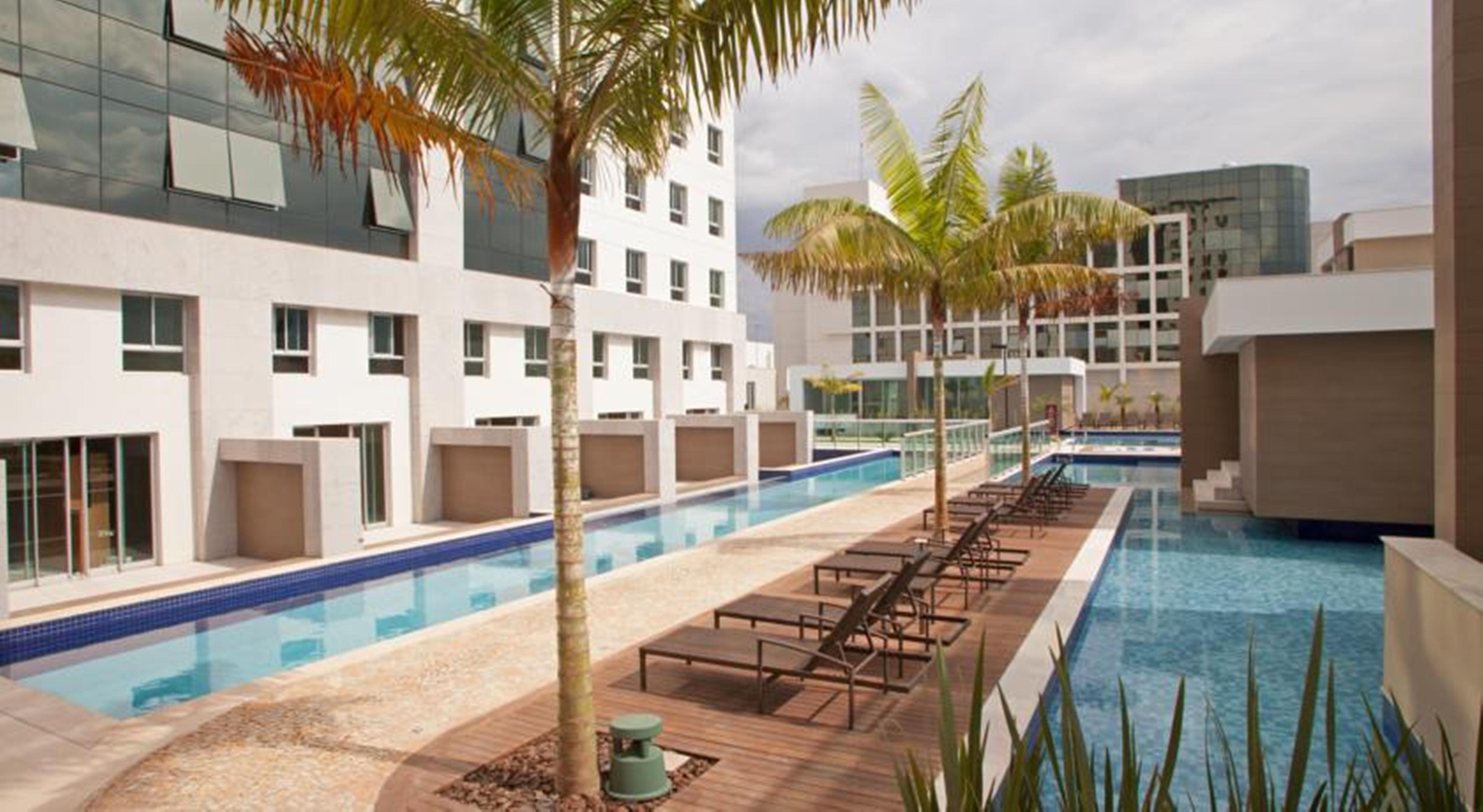 Jade Hotel Brasilia Candangolandia Exterior foto The swimming pool at the hotel