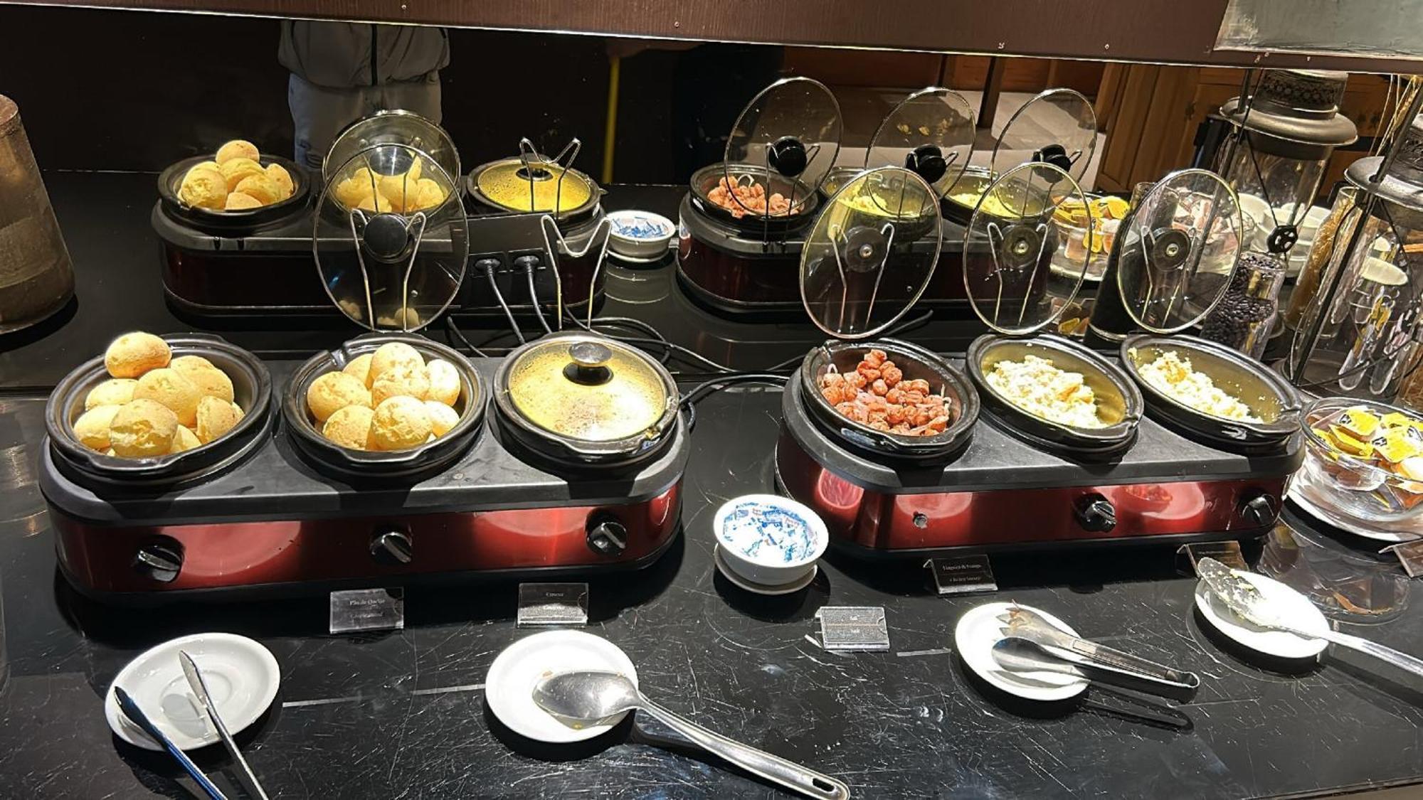Jade Hotel Brasilia Candangolandia Exterior foto A selection of dim sum at a buffet