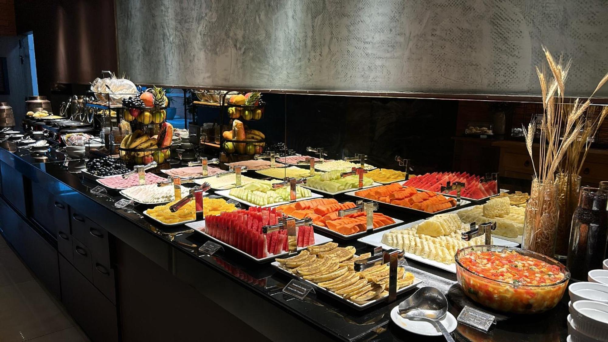 Jade Hotel Brasilia Candangolandia Exterior foto A fruit salad buffet
