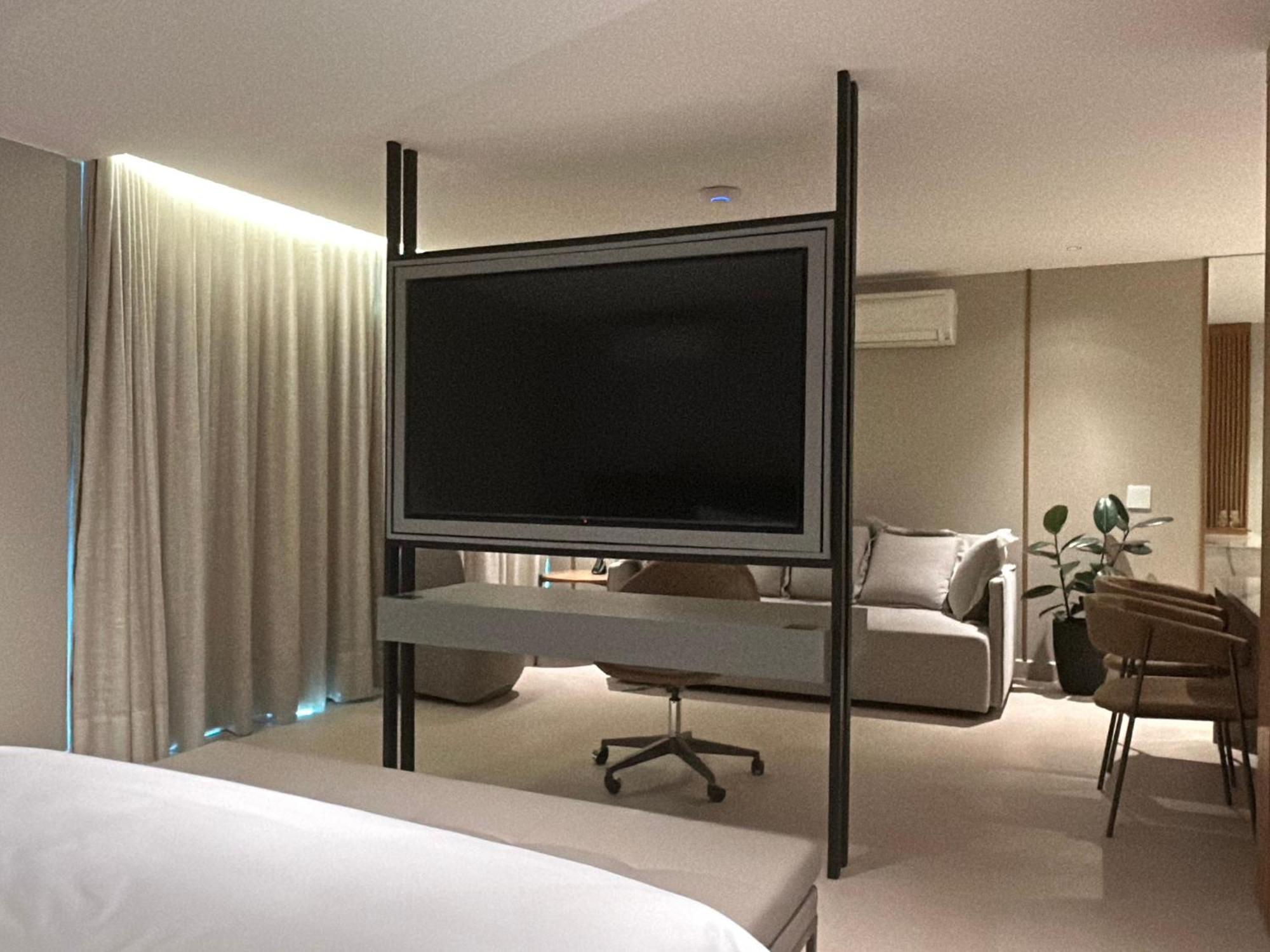 Jade Hotel Brasilia Candangolandia Exterior foto A television in a hotel room